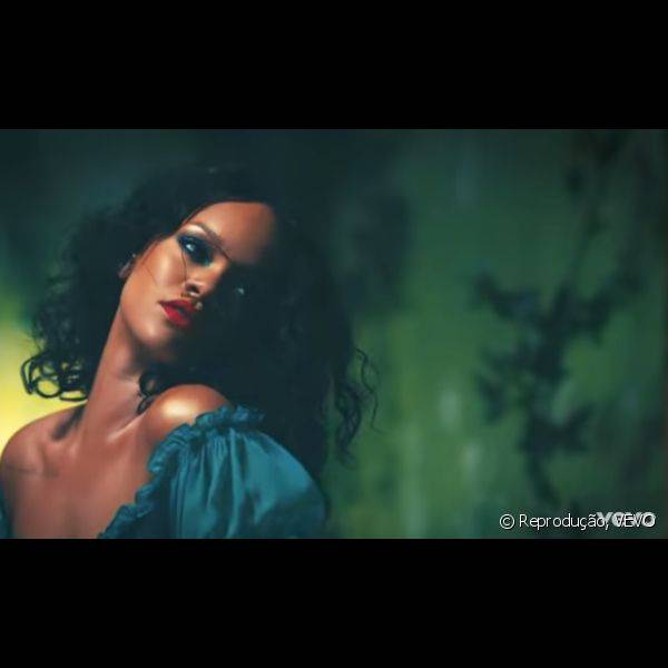 O verde foi eleito a cor de 2017 e Rihanna apostou no look e na maquiagem verde para a participa??o especial no clipe (Foto: Reprodu??o VEVO)